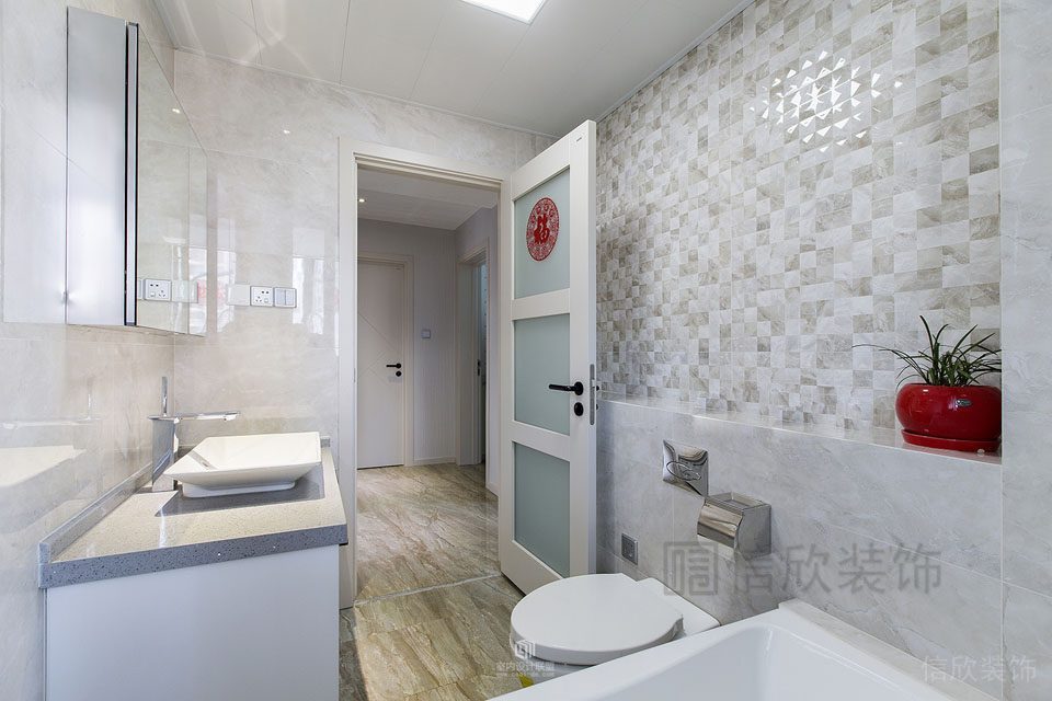 衛(wèi)生間裝修效果圖簡(jiǎn)約全屋定制大理石地板金色鏡面墻體鋪貼智能馬桶浴缸裝修