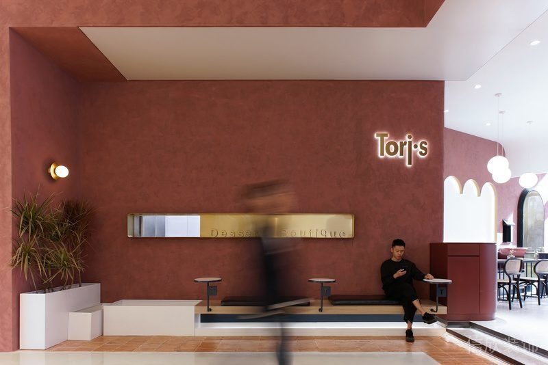 紅色休息區(qū)奶茶店墻體鏤空直線設(shè)計戶外秋季區(qū)桌椅木質(zhì)創(chuàng)意燈飾設(shè)計圖