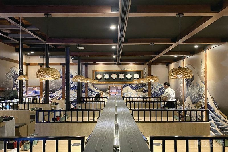 餐廳就餐區黑色金屬鏤空隔斷日式餐廳墻繪浮世繪修效果