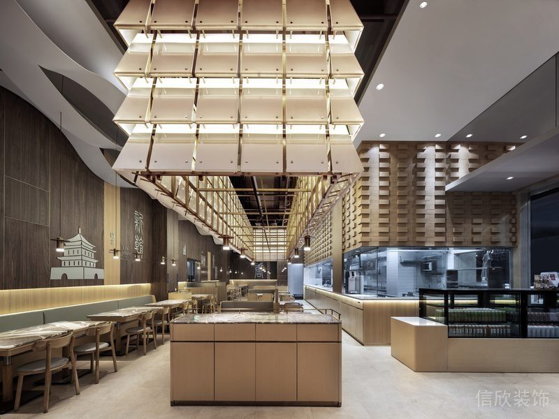自助餐裝修效果圖天花創(chuàng)意吊頂金色燈飾直線過道現(xiàn)代餐廳裝修