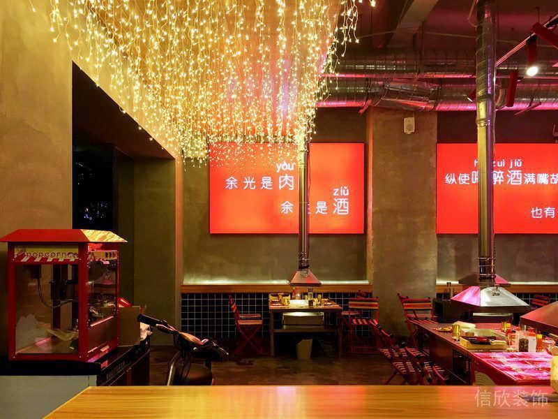 火鍋店裝修設(shè)計燈飾木質(zhì)烤肉店裝修瓷磚半墻鏤空開放式區(qū)域裝修店鋪