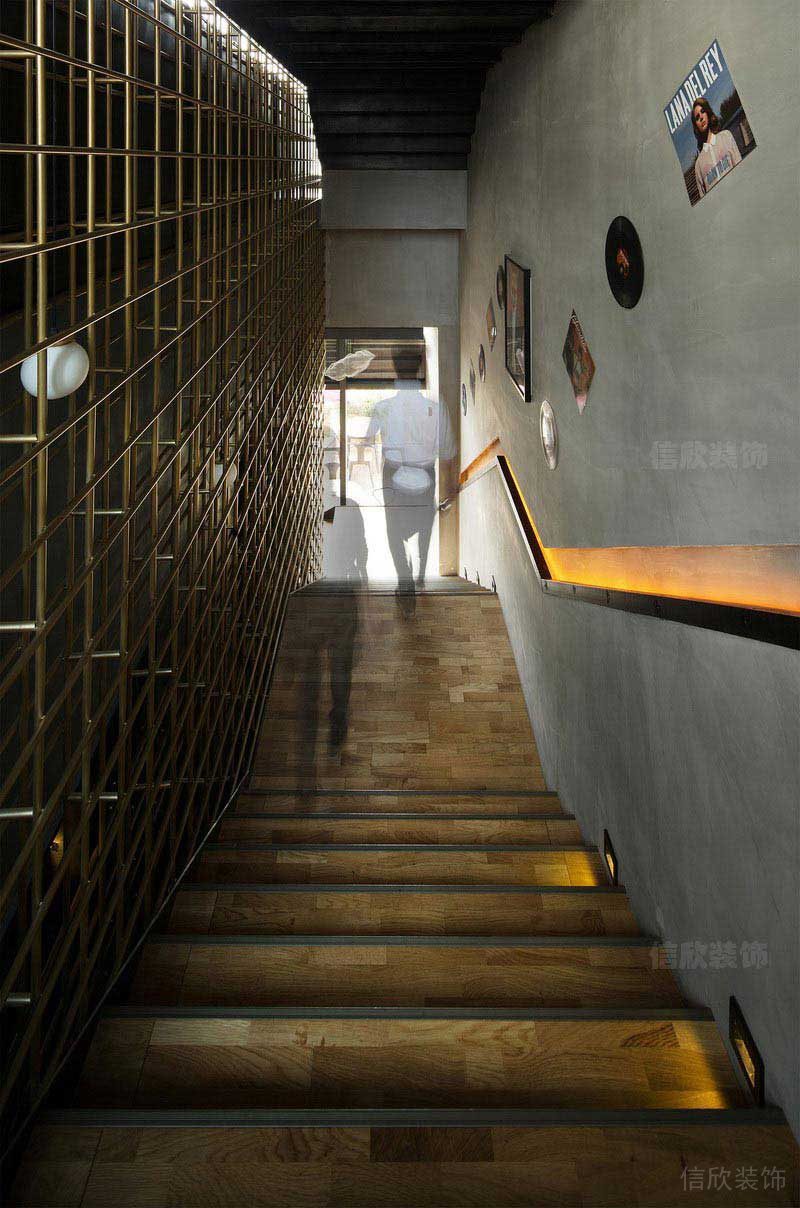 餐廳工業(yè)風(fēng)實(shí)木樓梯效果圖