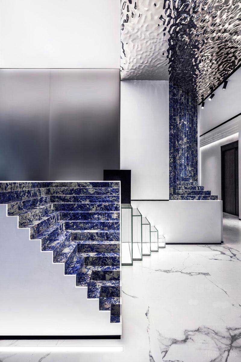 景泰藍(lán)和爵士白搭配的辦公空間