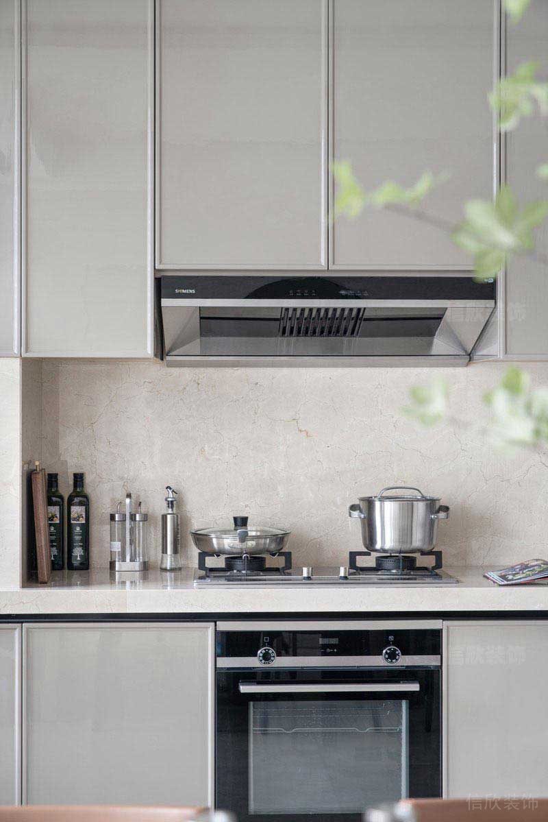 新居現(xiàn)代簡約風(fēng)白色櫥柜效果圖