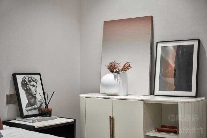 新居現(xiàn)代簡約風(fēng)臥室白色邊幾效果圖