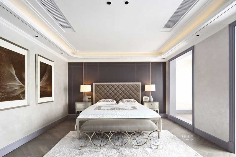 三樓是整個主臥空間,擁有內門廳、主臥室、衣帽間、衛生間等。主臥背景選用深灰色的硬包裝飾,加上金屬線條的點綴,讓整個背景不顯呆板。主臥陽臺同樣打通與臥室形成一體,局部空間做了地臺,讓整個空間既寬敞又有層次。 三樓是整個主臥空間,擁有內門廳、主臥室、衣帽間、衛生間等。主臥背景選用深灰色的硬包裝飾,加上金屬線條的點綴,讓整個背景不顯呆板。主臥陽臺同樣打通與臥室形成一體,局部空間做了地臺,讓整個空間既寬敞又有層次。