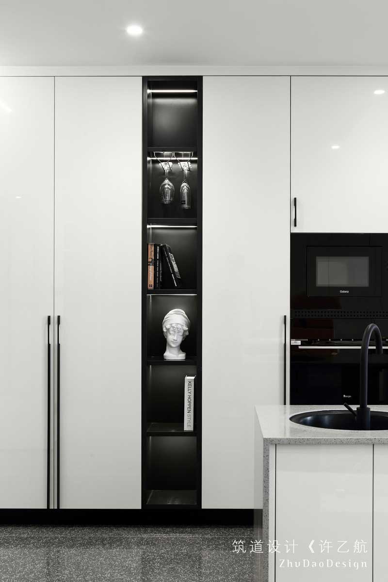 隔斷體現(xiàn)空間的通透感,燈光反射豐富頂面空間意境。 隔斷體現(xiàn)空間的通透感,燈光反射豐富頂面空間意境。