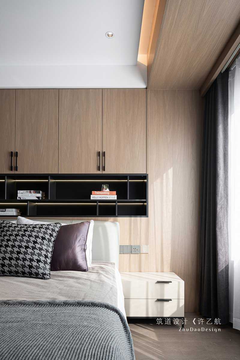 黑色鏤空隔斷設(shè)計，增加燈帶，讓床頭背景不那么沉悶。