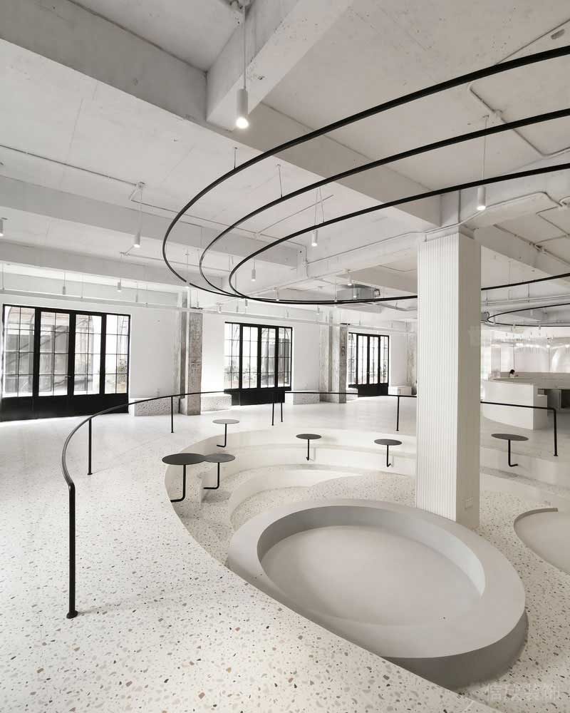 工業(yè)風(fēng)環(huán)形黑邊簡約線條設(shè)計(jì)環(huán)形內(nèi)嵌水磨石地板公共階梯休息區(qū)