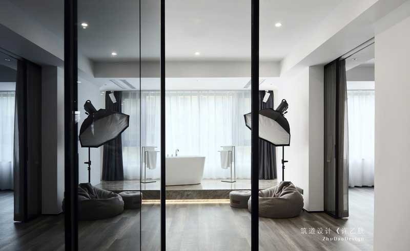 極富質(zhì)感的進口陳設(shè)架構(gòu)出空間的精致度與清雅氣質(zhì),煥發(fā)文化交融的意蘊神采,暈染出深雋內(nèi)斂的現(xiàn)代簡約空間,讓生活寬度再次延展。 極富質(zhì)感的進口陳設(shè)架構(gòu)出空間的精致度與清雅氣質(zhì),煥發(fā)文化交融的意蘊神采,暈染出深雋內(nèi)斂的現(xiàn)代簡約空間,讓生活寬度再次延展。