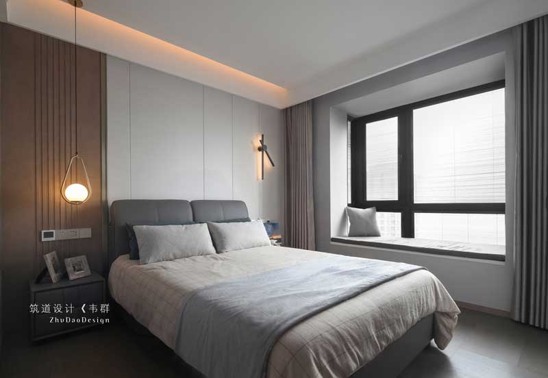 長輩房床頭背景墻以線條間隔抒發空間情緒，適親膚的床品、簡單大方的裝飾，讓人在簡凈素雅中安享生活之美。