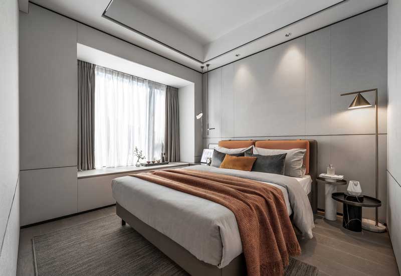 臥室的柔和色調倍感愜意、舒適簡約 前景墻的高級灰搭配溫潤素雅的地板， 融合軟裝中高級的色彩搭配精致點綴 干凈沉穩的造型、細節完美的體現， 將新中式的調性發揮的恰到好處 