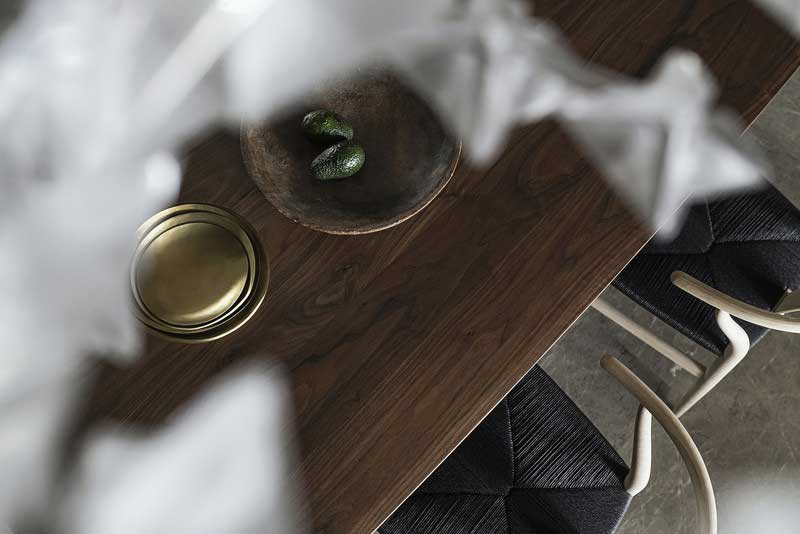 Slamp·Clizia吊燈垂下白色的星朵，優雅輕盈，營造出一種純潔的白色夢幻。