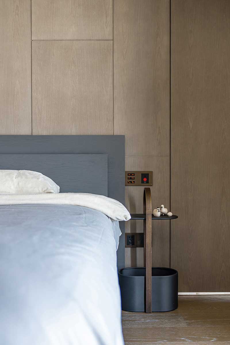 主臥家具以高級灰質(zhì)感為主,靜謐的色調(diào)也使空間充滿寧靜的氣息。床頭背景墻改造成了整面水洗秋香木紋的護(hù)墻板+隱形門,令空間更加平衡,既有工業(yè)風(fēng)的粗獷感,造型又很簡約,與現(xiàn)有裝修基礎(chǔ)完美融合。 主臥家具以高級灰質(zhì)感為主,靜謐的色調(diào)也使空間充滿寧靜的氣息。床頭背景墻改造成了整面水洗秋香木紋的護(hù)墻板+隱形門,令空間更加平衡,既有工業(yè)風(fēng)的粗獷感,造型又很簡約,與現(xiàn)有裝修基礎(chǔ)完美融合。