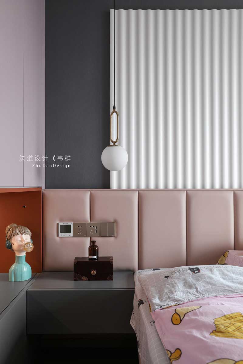 床頭背景融入更多溫馨的元素，搭配豎條紋路的皮革，將插座點位崁入金屬，統一且整齊地收納在床頭造型之中。