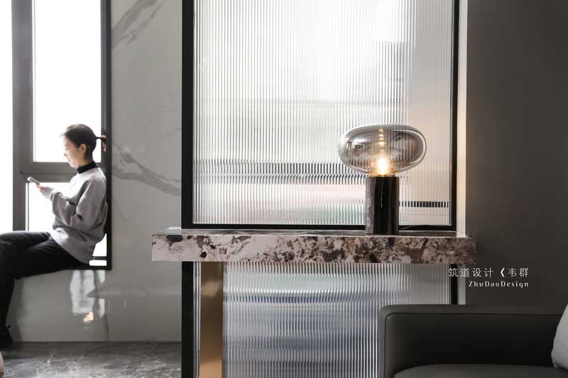 客廳看向餐廳視角。