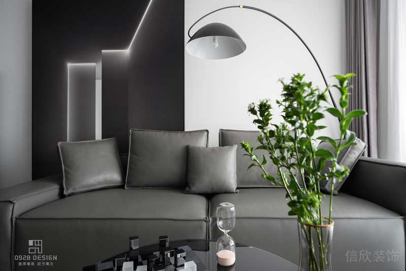 客廳一角，精美的臺燈，看電影的時候不想燈光太亮就打開小臺燈吧。