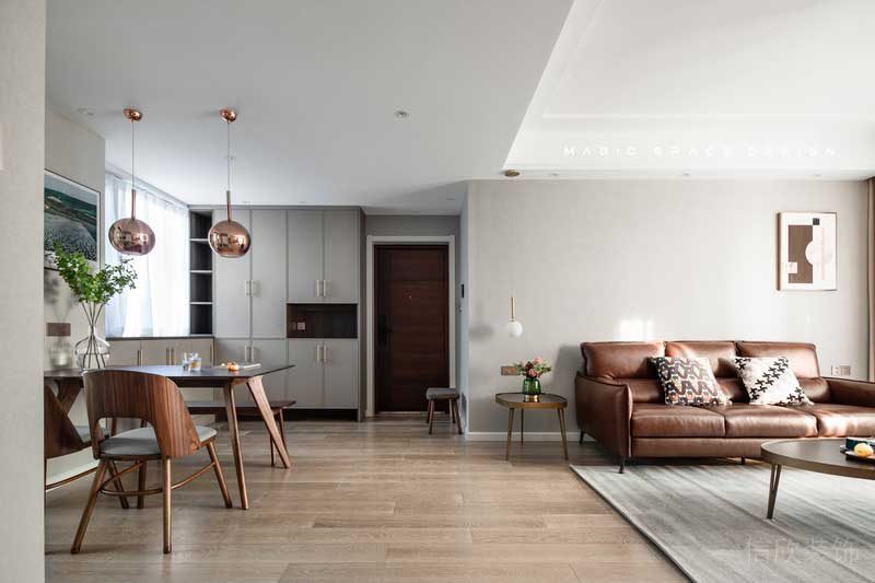 整個房屋都以現代簡約風格基調，在現代舒適的空間下以低飽和度的色彩布置。設計的重點在于打造舒適宜人的內部居家，優化各功能區之間合理的交通流線。 玄關入口，是一排白色簡約收納柜，底部采用不落地設計，構成了入戶的第一印象，簡潔開闊。