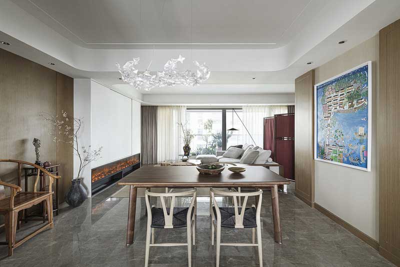 餐廳 ···改造關鍵詞：簡素明凈 星影流溢 ··· 餐廳依舊延續空間整體的原木色調，簡素凈潔，墻上的藍色畫作帶來了一抹明麗。半木信使之函長餐桌擁有著寬闊而飽含自然肌理的北美黑胡桃實木臺面，形如靈獸四蹄的實心黃銅墊腳,讓橢圓的桌腿弧線更加精致，如此，品嘗美食的樂享時光就有了最好的背景。