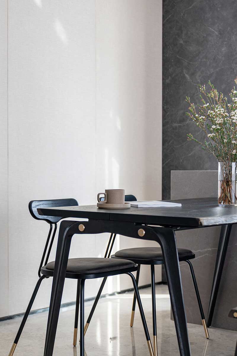 巖板吧臺+木制餐桌、個性餐椅+木制條凳,再加上同款個性吧椅,餐飲、休閑、輕辦公都可滿足,讓餐廳不僅僅是用餐空間,彰顯了設(shè)計的“生活”之美。 巖板吧臺+木制餐桌、個性餐椅+木制條凳,再加上同款個性吧椅,餐飲、休閑、輕辦公都可滿足,讓餐廳不僅僅是用餐空間,彰顯了設(shè)計的“生活”之美。