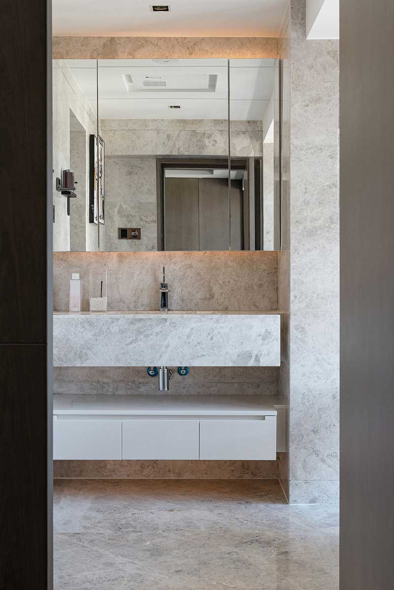 主衛(wèi)通鋪淺色暗紋大理石,搭配內(nèi)嵌式臺盆、定制同款浴室柜,整體感非常強(qiáng),視覺上也增大了空間感。三分離的設(shè)計讓空間的使用舒適感大大提升。 主衛(wèi)通鋪淺色暗紋大理石,搭配內(nèi)嵌式臺盆、定制同款浴室柜,整體感非常強(qiáng),視覺上也增大了空間感。三分離的設(shè)計讓空間的使用舒適感大大提升。
