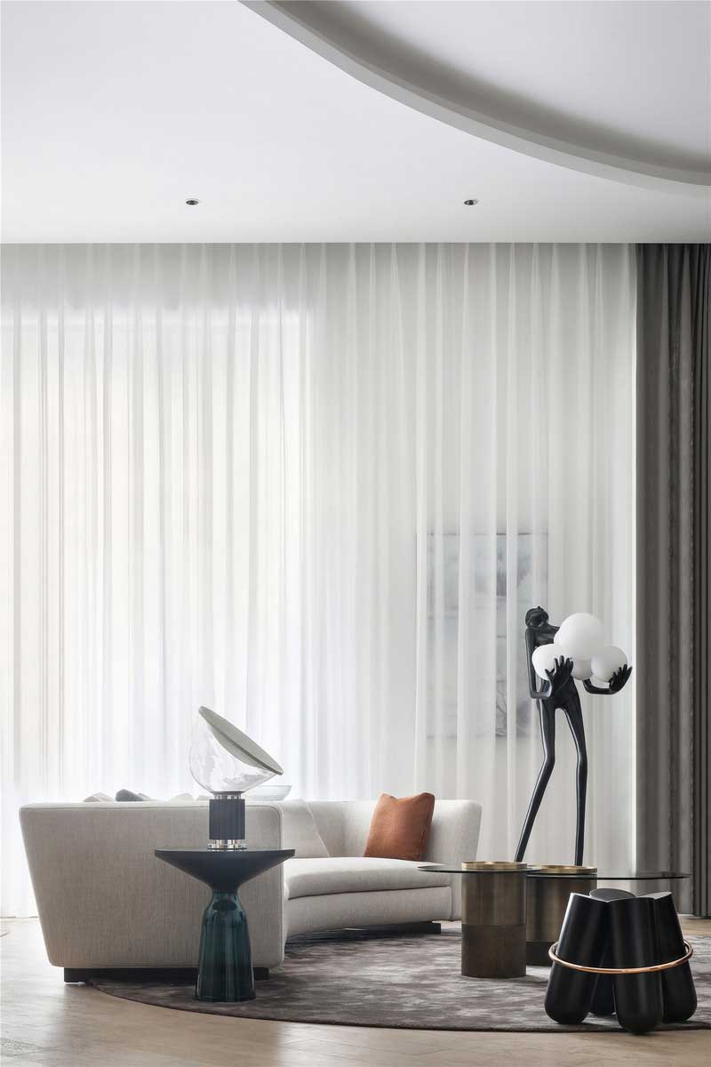 深圳龍華區(qū)現(xiàn)代中式風(fēng)格舊房裝修改造完工后實(shí)景圖客廳窗簾