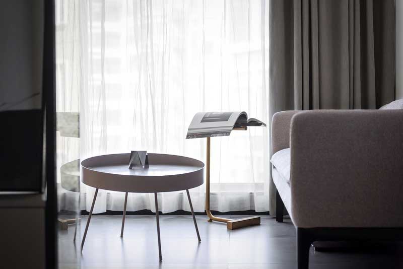 偶爾會有客人來留宿，因此，在多功能室里設置隱藏床，再拉開折疊門，就是簡單并保有隱私的居住空間。半開放的多功能室是對空間“關系”的思考，互通性與私密性共生。