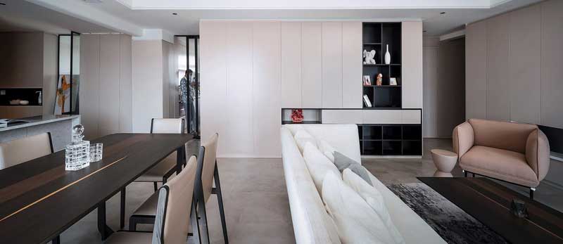 一整面墻的收納柜滿足了業主的日常所需 孩子的玩具零食 珍藏的小擺件都有了安放之處 