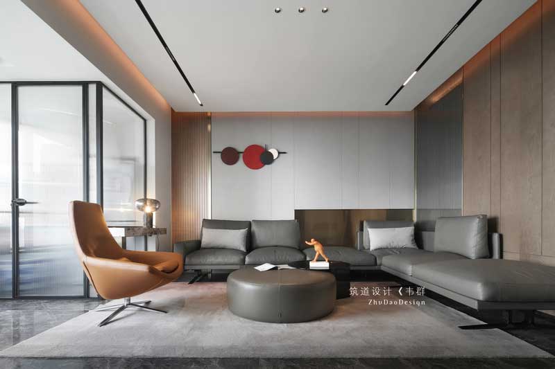 吊頂燈光向外擴散，讓人在視覺上感覺空間變大。