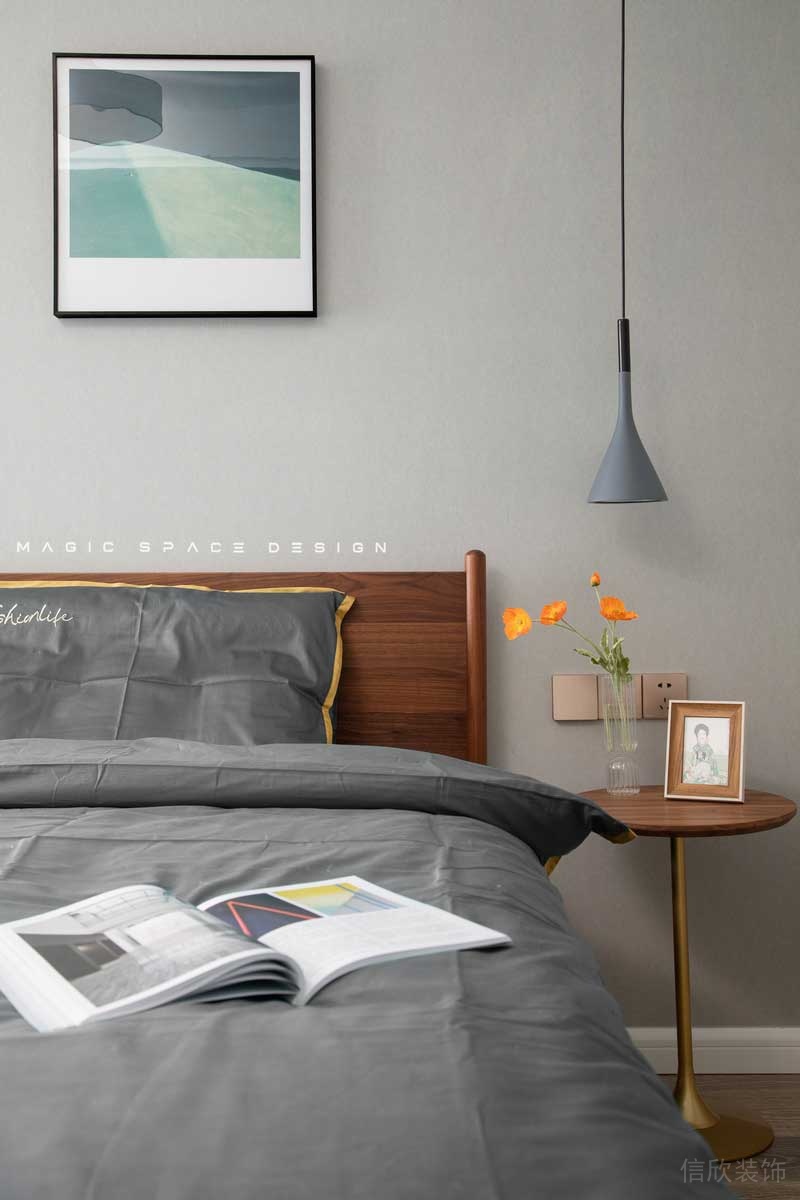風景畫、單人沙發、金屬托架和單線吊燈與床之間形成錯落有致的線面比例，讓空間還原過去的那種素樸休憩的作用。