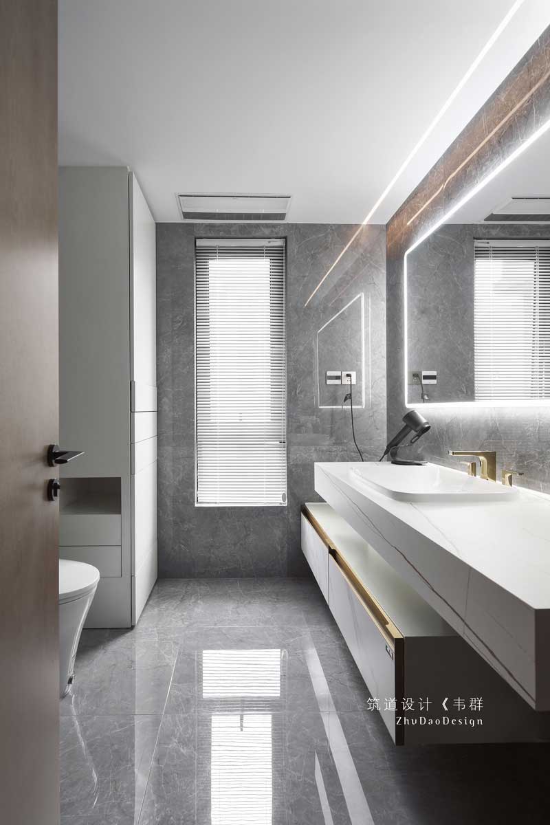 主衛墻面、地面由同款大理石一體而成，簡約大氣，鏡面背面的光線，保證了家人在使用空間時能享受到最為舒適的光線。