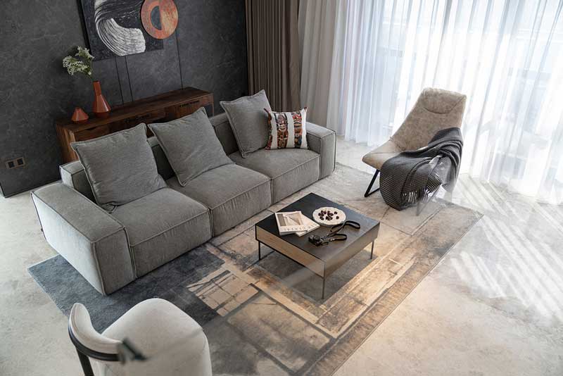 暖灰色布藝沙發(fā)和深色木制儲物茶幾、暖白色休閑椅相當(dāng)搭配,款式新穎又休閑舒適,充滿美好且文藝的氣息。 暖灰色布藝沙發(fā)和深色木制儲物茶幾、暖白色休閑椅相當(dāng)搭配,款式新穎又休閑舒適,充滿美好且文藝的氣息。