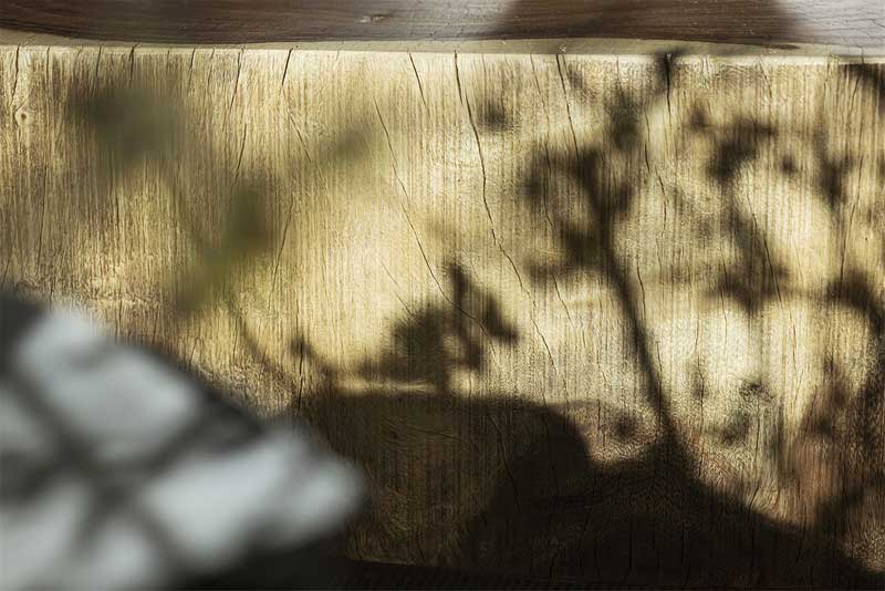 臘梅枝丫，幽香陣陣，光移影動，斑駁可愛，在柚木手工雕花的圓形邊幾上攤開一本書，溫上一壺茶，靜享時光溫柔地流逝，不失為人生一大樂事。