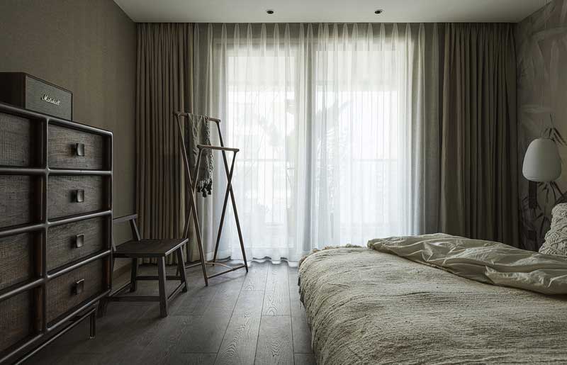 設計師將空間原有的造型墻和黃色墻紙予以拆除，換上了頗具清幽意蘊的墨竹墻紙，色調柔和，將空間打造得更為靜謐雅致。樸拙素雅的床品別具質感，讓人更加貼近自然的味道。