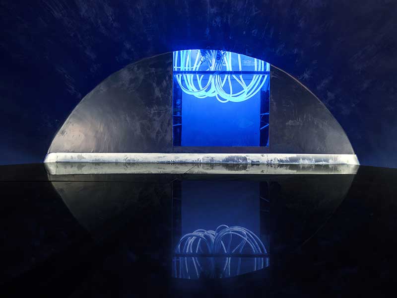 深圳鹽田服裝店弧形服裝展示設(shè)計展示區(qū)