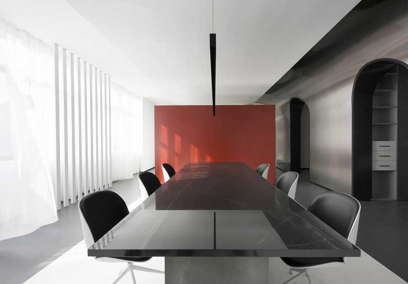 深圳寶安黑白色調(diào)辦公室會(huì)議室裝修