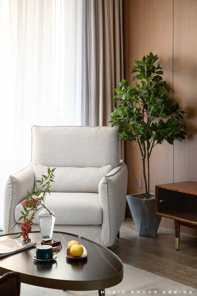 相對充裕的空間和點綴式的顏色綠植搭配，雅致靜謐，營造出最適宜的整體氛圍，些許金屬材質的融合，呈現出一種秩序之美。