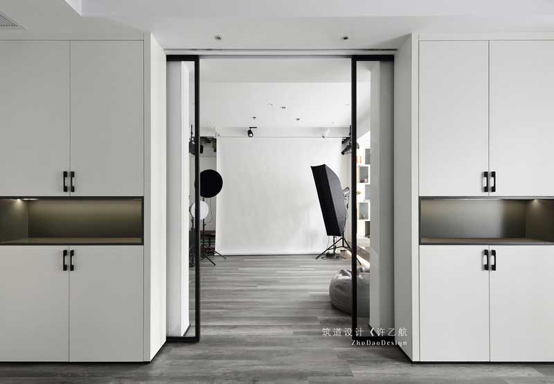 臥室看向攝影區(qū)視角。整體空間互通,使用雙開門的推拉門。 臥室看向攝影區(qū)視角。整體空間互通,使用雙開門的推拉門。