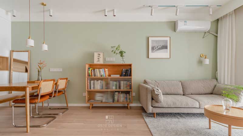 餐廳餐桌椅采用長凳加椅子的形式，長凳不占位置不遮擋視線，方便出門前照照鏡子，餐椅選用復古質感的皮質座椅，常規中點綴一點不同，就像這綠色的背景，在原本都是灰色系的色調中來一點點灰綠色，跳躍又溫柔！