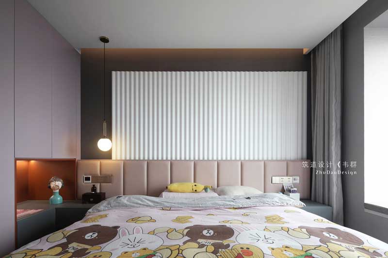 設計師在兒童房設計中用了大量的中性色和暖色調，目的就是讓整個空間不僅在視覺上，更能在觸覺上讓居住者感受到家的溫馨，同時大面積留白、背景墻以及裝飾畫的選擇也照顧到了這一點。