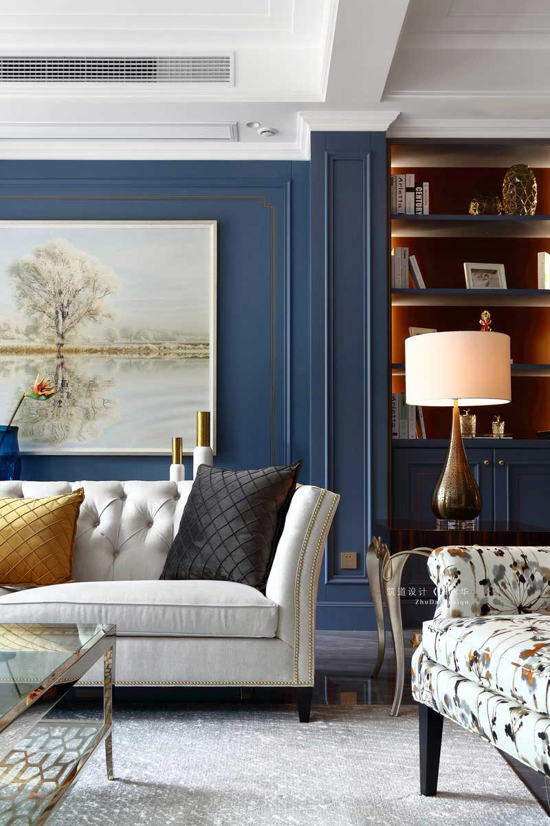 餐廳與客廳毗鄰,深木色的精致圓形餐桌,米白色的餐椅與背景墻畫呼應,讓整個一層的設計空間更加合理且精致。 餐廳與客廳毗鄰,深木色的精致圓形餐桌,米白色的餐椅與背景墻畫呼應,讓整個一層的設計空間更加合理且精致。