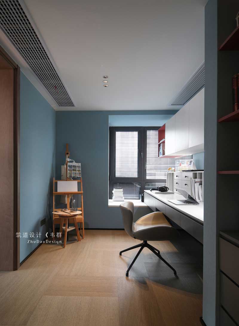 半開放式的布局讓空間兼具隱蔽性與流動性，室內的視野和光線俱佳，空間采用了大面積的藍色，營造出一個可以精心淺讀的空間，可以讓身處其中的人感覺心情放松，精神愉悅。