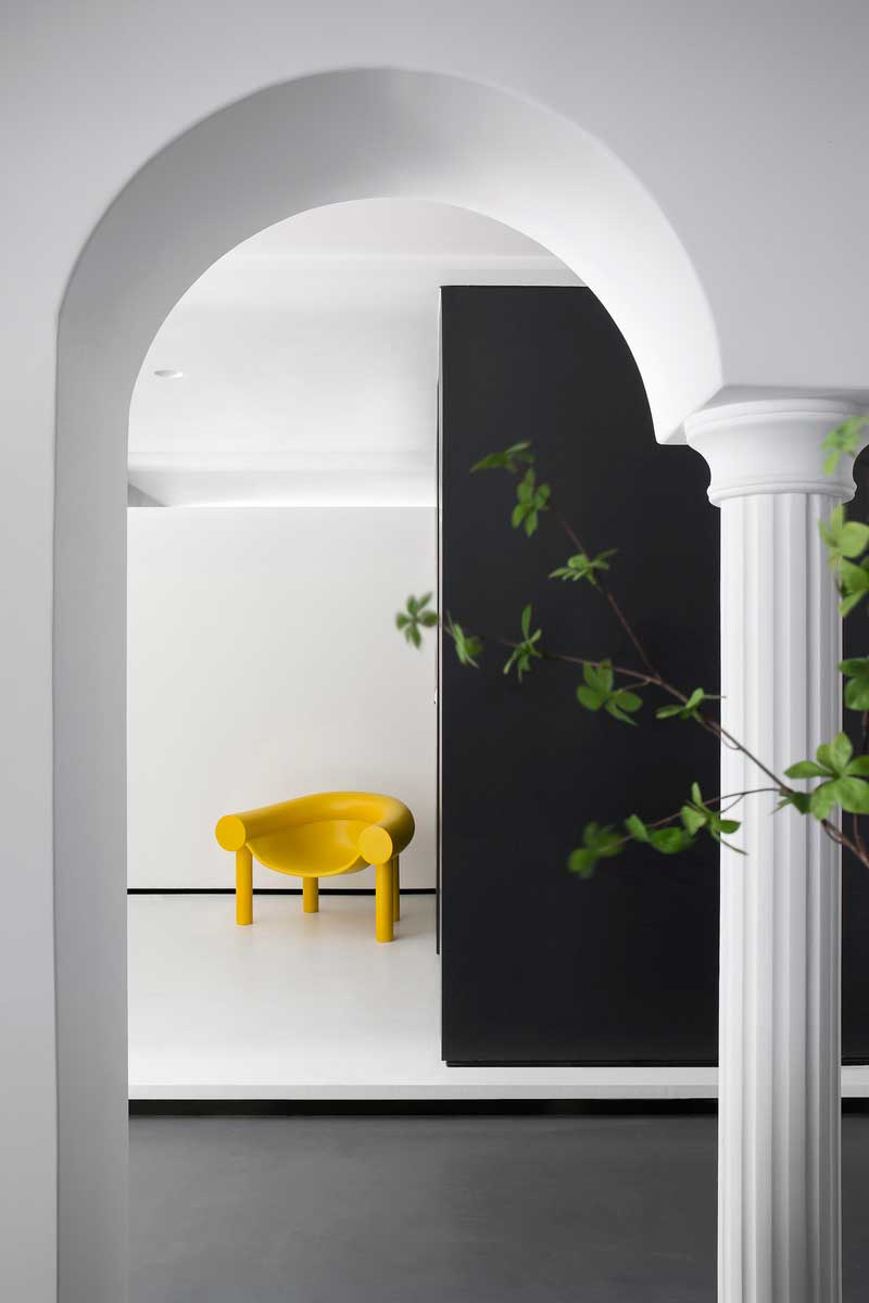 深圳寶安黑白色調(diào)辦公室入戶裝修