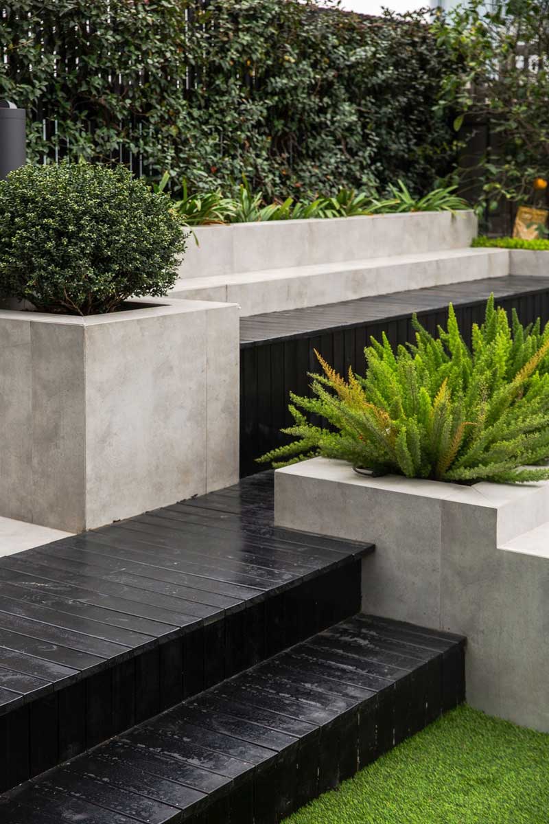 戶外花園滿足了對植被的幻想，也滿足了家庭共享烤肉的美妙親自時光