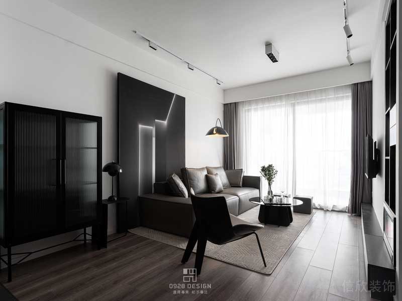 黑色玻璃茶幾讓空間看起來更加精致，主沙發一頭大一頭小，在家的時候躺在沙發上休息也是特別愜意的事情