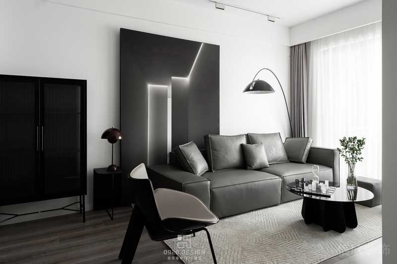 儲物柜為成品鐵藝加長虹玻璃柜，玻璃總是能給人帶來一種精致的感覺?？紤]到未來家里有小孩會喜歡光腳到處跑，所以全屋鋪了木地板。