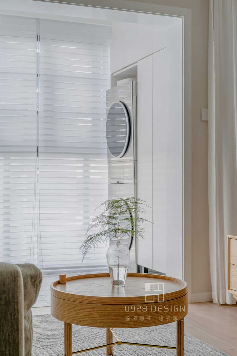 洗衣機(jī)柜是由洗衣機(jī)柜和儲物柜工具柜組成，根據(jù)業(yè)主的需求將工具柜的底部鏤空作為掃地機(jī)器人的位置，陽臺還是貓咪的天下，放著它的三層小樓，據(jù)說隔壁鄰居家有個帥氣的貓哥哥，偶爾還會來個眼神交流。