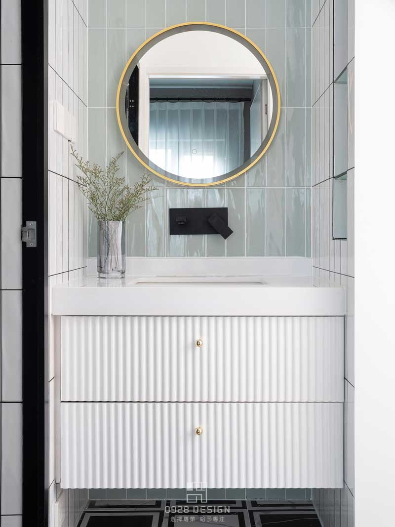 浴室柜也選擇了和長虹玻璃一樣豎紋的設計，側面利用墻體做了壁龕，漱口杯子什么的常用物品就有地方放了。鏡柜離地安裝，預留了未來有可能要增加夜燈和掃地機器人的備用插座。