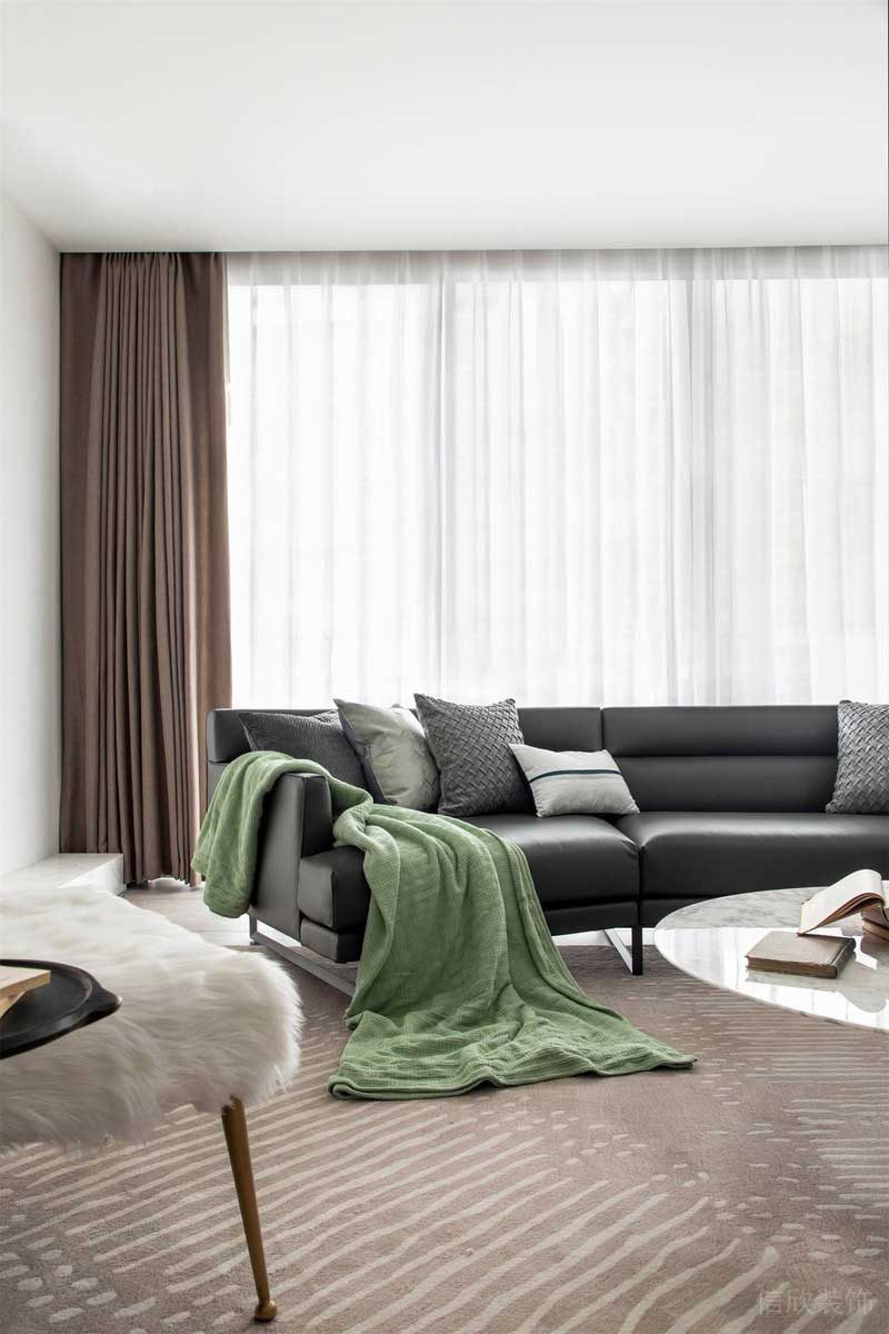 深圳羅湖區(qū)溫馨的簡(jiǎn)約風(fēng)家居裝修空間客廳黑色沙發(fā) 深圳羅湖區(qū)溫馨的簡(jiǎn)約風(fēng)家居裝修空間客廳黑色沙發(fā)