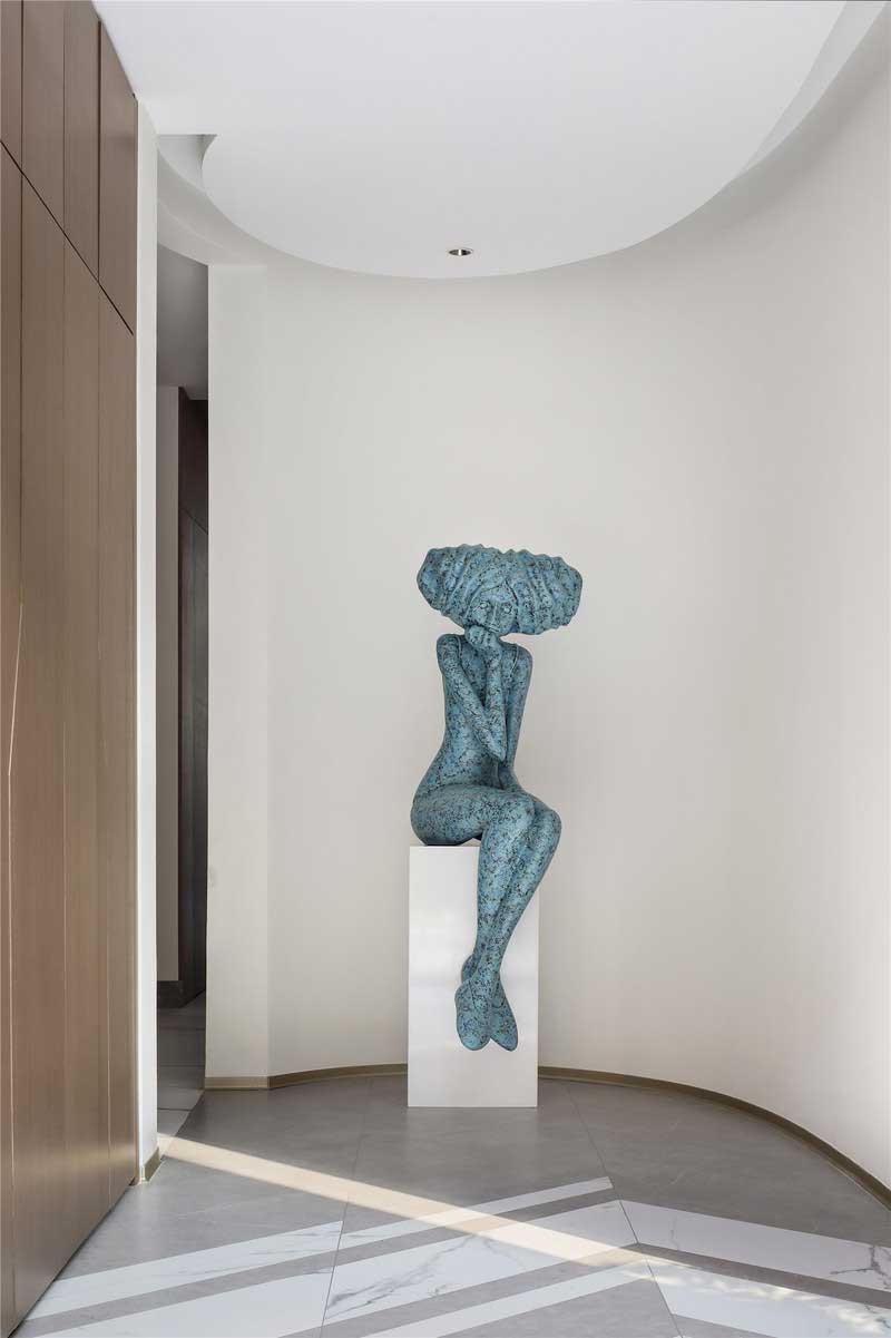 深圳龍華區(qū)現(xiàn)代中式風(fēng)格舊房裝修改造完工后實(shí)景圖過道藝術(shù)雕塑